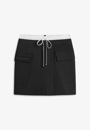 Falda negra con cintura elástica y cordón, que cuenta con dos bolsillos laterales y un diseño de corte recto. Textura suave, estilo casual.