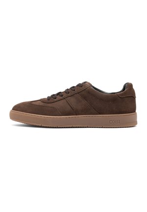 Męski brązowy zamszowy niski sneaker z dopasowaną brązową gumową podeszwą i czarną wyściółką wewnętrzną, widziany od zewnętrznej strony.