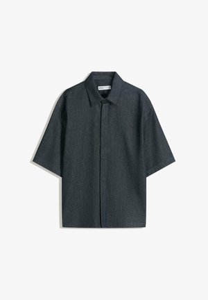Majica s kratkimi rokavi in gumbom iz temnega denima, s klasičnim ovratnikom, ravnim krojem in ravnim sprednjim delom brez žepov.