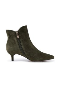 Botas de ante verde olivo hasta el tobillo con punta afilada y cierre de cremallera en el costado; cuenta con un tacón bajo tipo "kitten heel". Textura suave en toda la superficie.