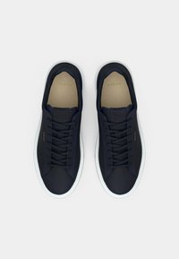 Marine blauwe leren sneakers met een gladde textuur, witte rubberen zool en bijpassende veters. Voorzien van gouden branding op de binnenzool.