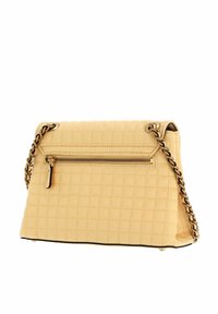 Borsa gialla trapuntata con tasca frontale con zip e tracolla in catena dorata. Presenta una forma strutturata e una texture di pelle liscia.