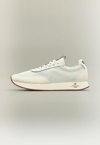 Baskets basses blanches avec accents beiges, lacets blancs et semelle marron, arborant la marque "Weekend MaxMara" sur le côté.