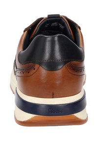 Braune und schwarze Leder Sneaker mit runder Form, strukturierten Akzenten, weißer Zwischensohle und navyblauen Fersenakzenten. Verfügt über Nähte und Logo.