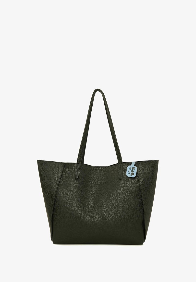 Zielona torebka tote z teksturowanej skóry, z długimi uchwytami i niebieską metką. Posiada przestronny, otwarty projekt i kątowy kształt.