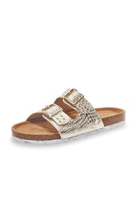 Sandales à enfiler en faux crocodile doré, dotées de deux boucles réglables, d'une semelle rembourrée et d'une semelle texturée blanche.