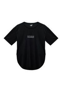 Zwarte T-shirt met korte mouwen van gladde stof, met een ronde zoom en witte tekst die zegt "EXCUSES BRENGEN GEEN CALORIEËN VERBRANDEN."