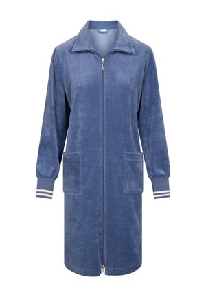 Blå badekåbe med lynlås i blødt, plyssede stof. Har lange ærmer, to forlommer og stribede detaljer på manchetterne.