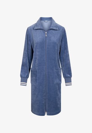 Blå badekåbe med lynlås i blødt, plyssede stof. Har lange ærmer, to forlommer og stribede detaljer på manchetterne.