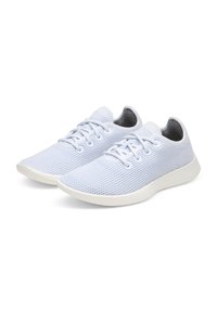 Sneakers in rete azzurro chiaro con punta rotonda e suola piatta bianca. Presentano lacci e una fodera morbida, progettate per un comfort ottimale.