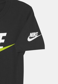 Nike Sportswear FUTURA EVERGREEN TEE UNISEX - T-shirt estampada - black/white