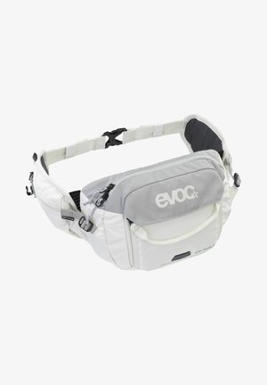 Hüfttasche aus weißem und grauem Stoff mit gemusteter Textur. Verfügt über verstellbare Riemen, vordere Reißverschlusstasche und Logodetail auf der Klappe.