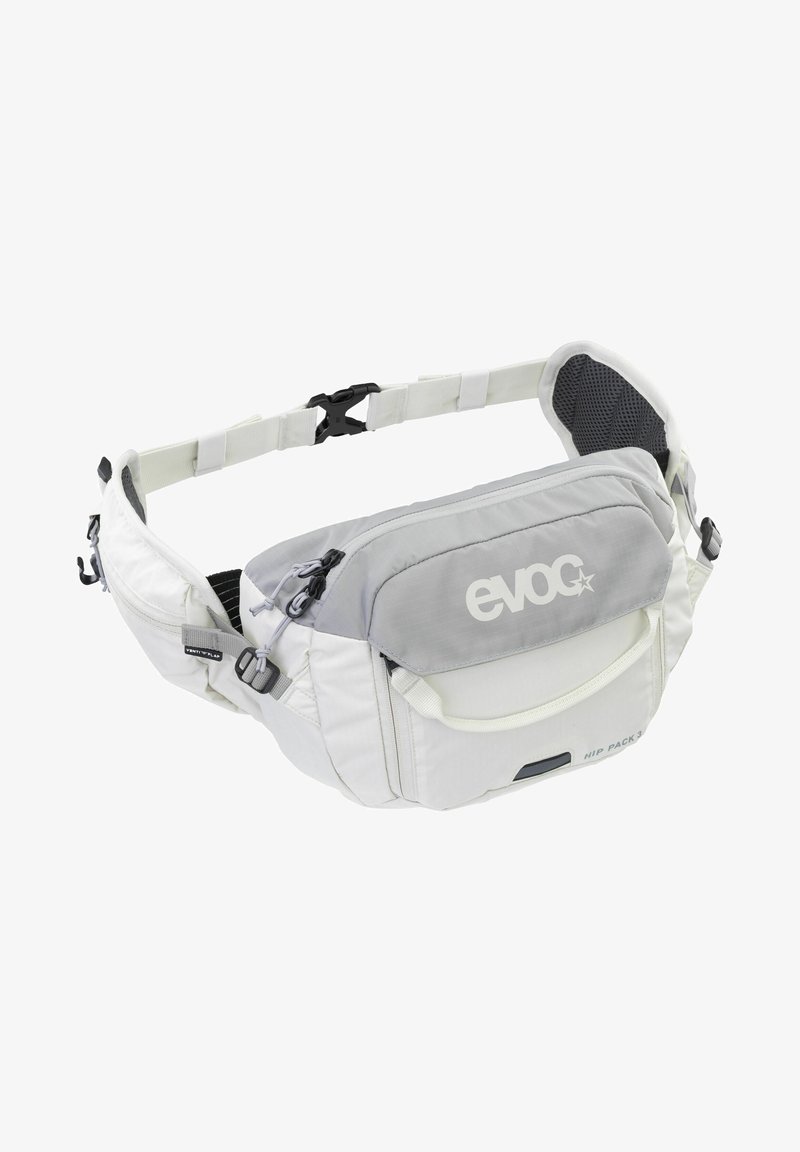 Sac banane en tissu blanc et gris à texture imprimée. Comprend des bretelles réglables, une poche zippée à l'avant et un détail de logo sur le rabat.