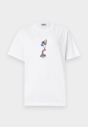 Witte Moschino T-shirt met een kleurrijke afbeelding van een persoon die een handstand doet en een hart, wereldbol, vredessymbool en bloemen vasthoudt.