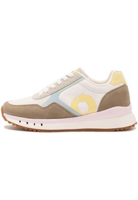 Sneaker met een mix van beige suède en wit mesh, lichte blauwe details en een gele grafiek. Witte en lichtroze tussenzool, gumrubberen buitenzool.