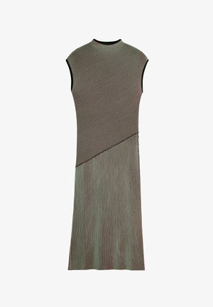 Ujjatlan, térd alá érő ruha fekete-fehér, átlós és függőleges csíkokkal, kerek nyakkivágással és fekete szegéllyel.