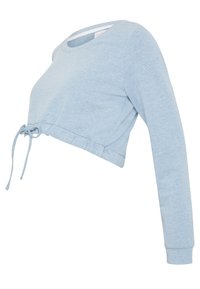 Světle modrý zkrácený svetr vyrobený z měkké tkaniny, s dlouhými rukávy a šňůrkou v pase pro možnost nastavení velikosti. Kulatý výstřih.