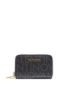 Černá kožená peněženka s opakujícím se vzorem loga "Valentino", zlatými doplňky, zipovým uzávěrem a texturovaným povrchem.
