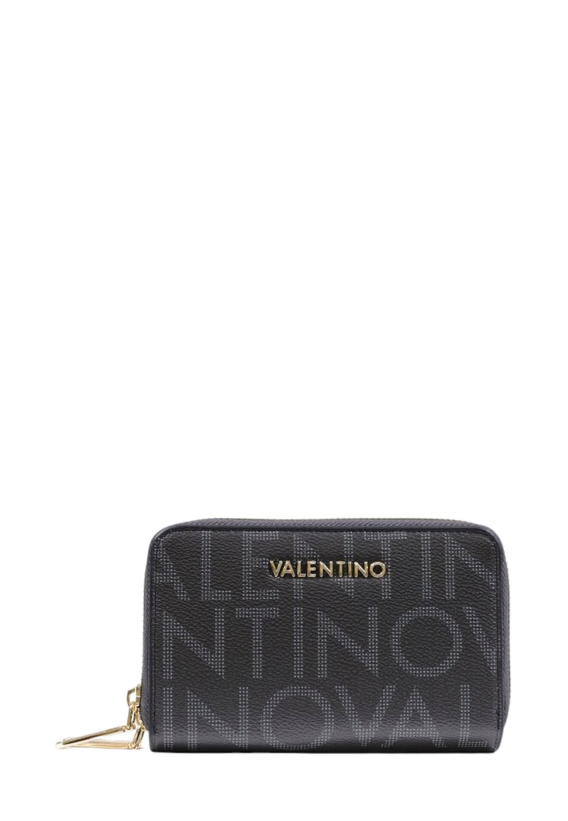 Černá kožená peněženka s opakujícím se vzorem loga "Valentino", zlatými doplňky, zipovým uzávěrem a texturovaným povrchem.