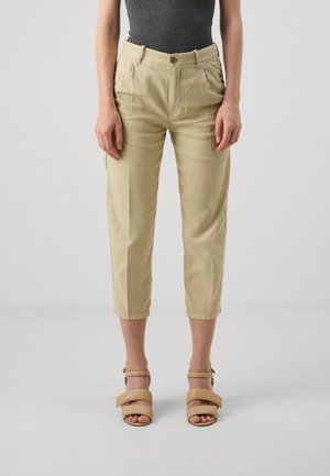 Beige cropped byxor med rak ben, framfickor och knäppning. Tillverkade av mjukt tyg, med en avslappnad passform.