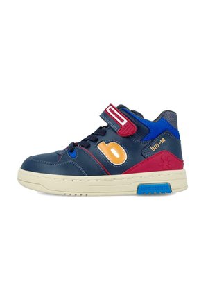 Zapatos de cuero de caña alta en color navy con acentos multicolores en naranja, azul y rojo. Cuentan con una correa de Velcro y una suela de goma texturizada.