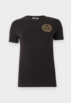 T-shirt nera a maniche corte con scollo rotondo e piccolo logo dorato "Versace Jeans Couture" sul petto a sinistra.