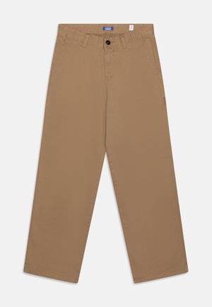 Beżowe casualowe spodnie o prostych nogawkach z przednimi kieszeniami, szlufkami na pasek, zapięciem na guzik oraz niebieską metką Jack & Jones wewnątrz pasa.