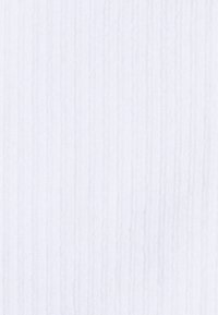 Vit textil med ett subtilt vertikalt ribbat mönster, som har en slät yta och en mjuk, dämpad finish. Inga ytterligare detaljer synliga.