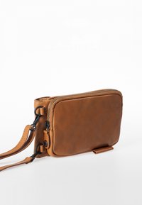 Kleine rechteckige braune Leder-Umhängetasche mit Reißverschluss und abnehmbarem Gurt, vor weißem Hintergrund gezeigt.