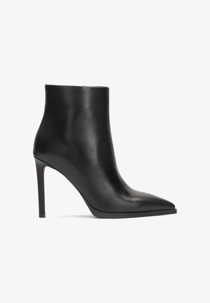 Melnas ādas potītes zābaki ar norādītu pirkstu, augstu stiletto papēdi, gludu tekstūru un elegantu dizainu, piemēroti oficiālam vai modes apģērbam.