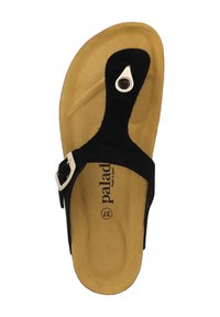Sandale en daim noire avec une semelle intérieure texturée marron, dotée d'une boucle en métal argenté et d'un détail en œillet pour un ajustement réglable.