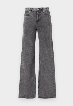 Jeans grigi in denim lavaggio acido, a vita alta e gambe larghe, con chiusura frontale con bottone e zip e sette tasche.