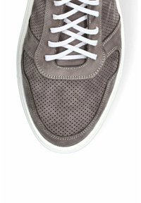 Szare zamszowe sneakersy z perforowaną powierzchnią, białymi sznurówkami i kontrastującą białą gumową podeszwą. Posiadają wyściełany kołnierz oraz akcenty w postaci przeszyć.