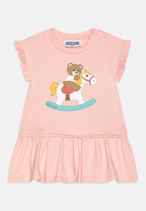 Rosa Kurzarmkleid mit Rüschensleeves, mit einem Aufdruck eines Cartoons von einem Bären auf einem Schaukelpferd. Hergestellt aus weicher Baumwolle mit einem gerafften Rock.