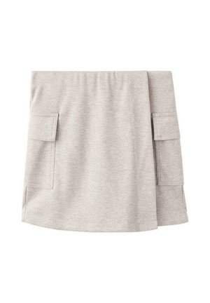 Jupe asymétrique grise en tissu doux, dotée de deux poches latérales. Elle possède une taille élastique douce pour plus de confort.
