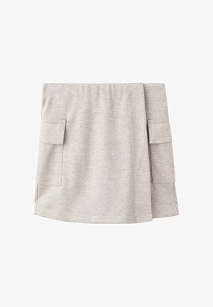 Šedá asymetrická sukně vyrobená z měkké látky s dvěma bočními našitými kapsami. Obsahuje měkký elastický pas pro pohodlí.