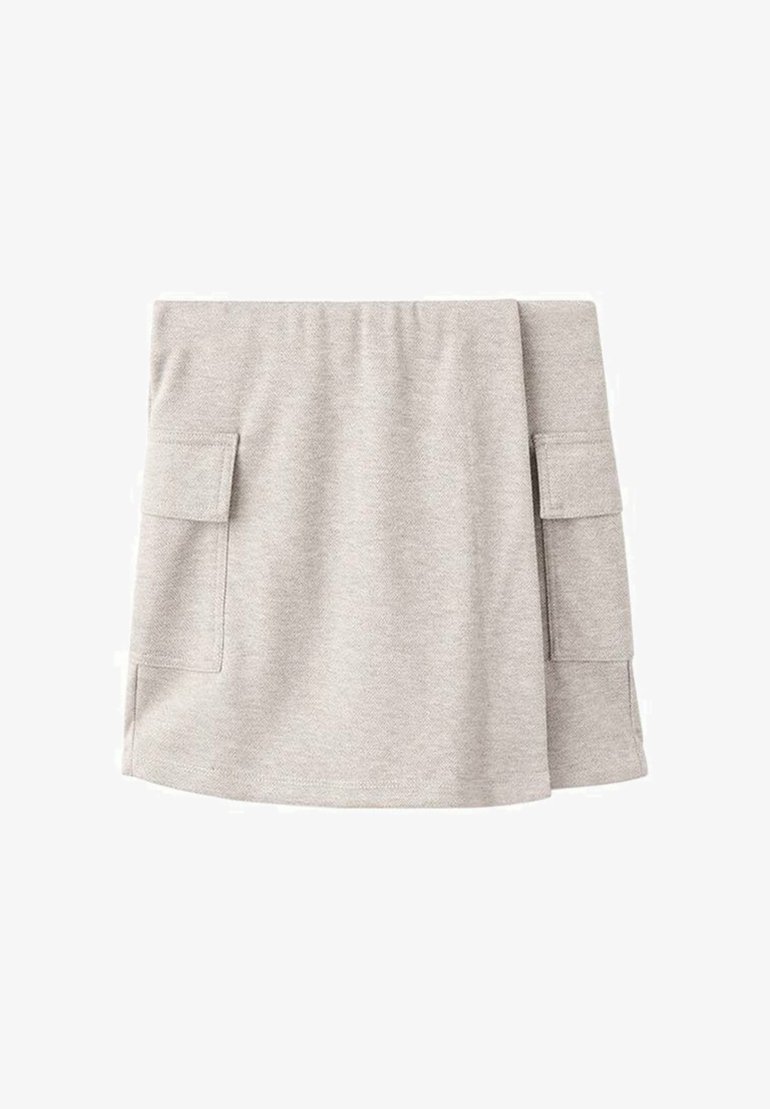 Fustă asimetrică gri dintr-un material moale, cu două buzunare laterale. Dispune de un brâu elastic moale pentru confort.