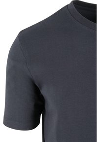 Mørkegrå bomulls t-skjorte med rund hals og korte ermer. Stoffet har en glatt tekstur og minimale sømdetaljer.