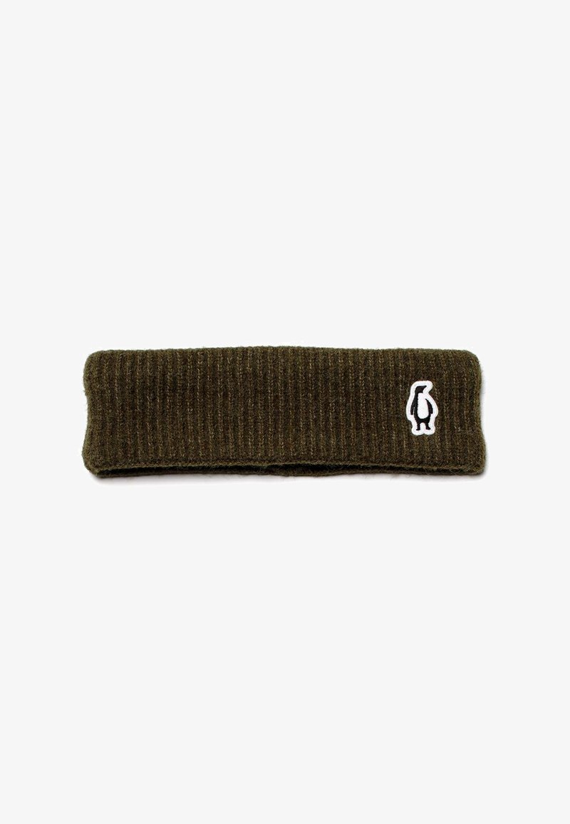 Olivgrünes gestricktes Stirnband mit gerippter Textur und einem weißen Bärenlogo-Patch auf der rechten Seite. Elastisch für einen sicheren Sitz.