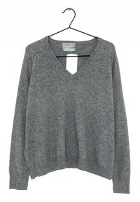 Grå sweater med V-hals, ribbede manchetter og kant, hængende på en sort krog. Fremstillet af struktureret stof med en afslappet pasform.