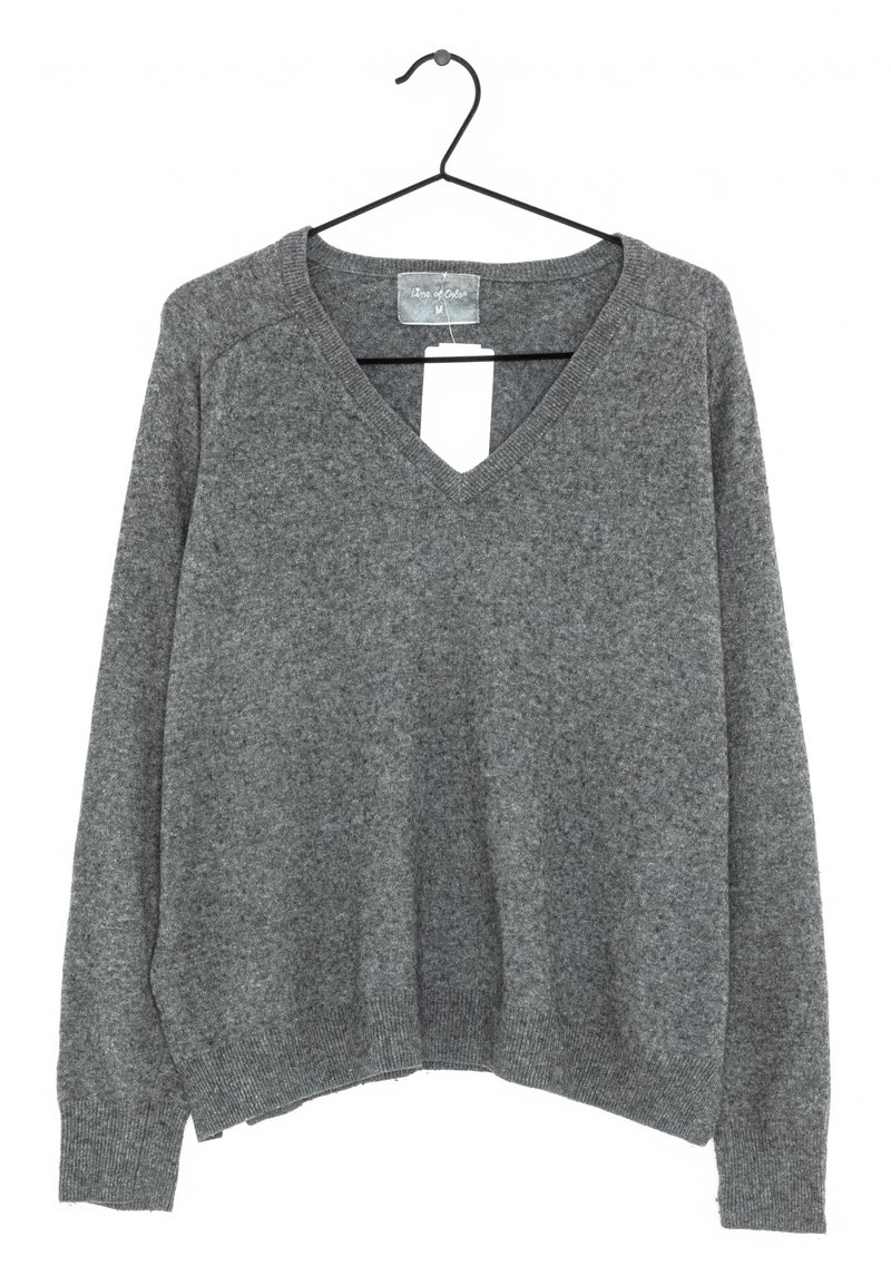 Grå sweater med V-hals, ribbede manchetter og kant, hængende på en sort krog. Fremstillet af struktureret stof med en afslappet pasform.