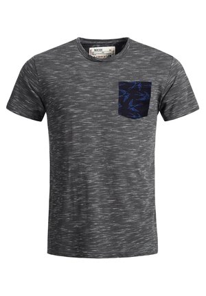 T-shirt gris à manches courtes avec un design texturé et moucheté. Présente une poche bleu marine avec un motif d'oiseaux bleus. Encolure ronde standard.