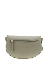 Sac bandoulière en cuir vert, de forme arrondie, avec une poche zippée à l'avant et un accent à frange. Texture lisse et détails en métal doré.