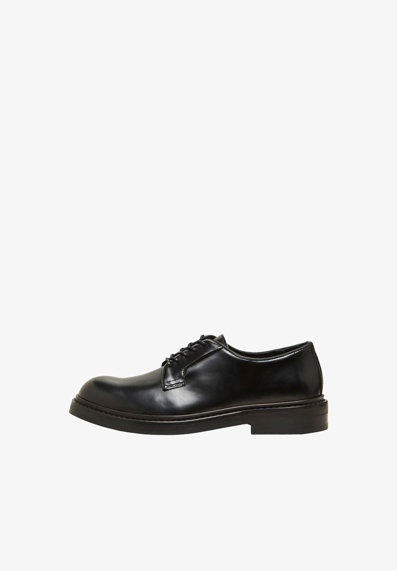 Scarpa da uomo nera in pelle, con punta arrotondata, design con lacci e tacco basso impilato. Texture liscia e stile minimalista.