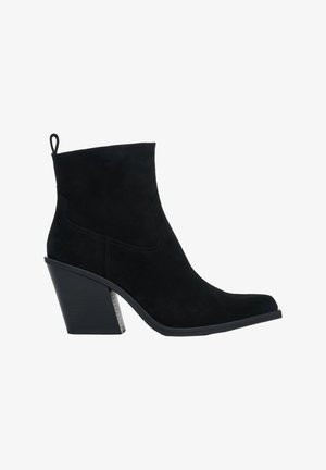 Czarna zamszowa botka z solidnym skośnym obcasem, zaokrąglonym noskiem i pętelką z tyłu.