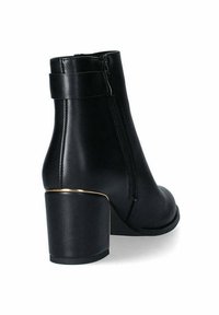 Stivale alla caviglia in pelle nera con un accento metallico sul tacco, chiusura con zip laterale e un design elegante e aderente.