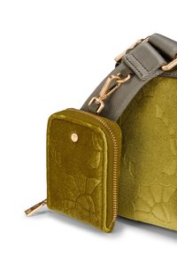 Oliven grøn velour taske med et struktureret blomsterdesign, udstyret med en aftagelig pung, hardware i gyldent tone og en grå justerbar rem.