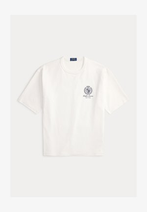 Biele bavlnené tričko s okrúhlym výstrihom, krátkymi rukávmi a modrým emblémom s nápisom "Ralph Lauren New York" na ľavej strane hrudníka.