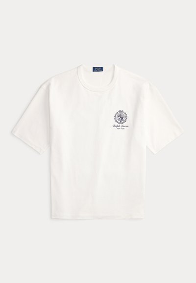 Λευκό βαμβακερό μπλουζάκι με στρογγυλή λαιμόκοψη, κοντά μανίκια και μπλε έμβλημα με την επιγραφή "Ralph Lauren New York" στην αριστερή πλευρά του στήθους.