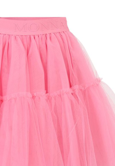 Gonna di tulle rosa con un design arricciato e una vita elastica testurizzata impressa con la parola "MONNA."